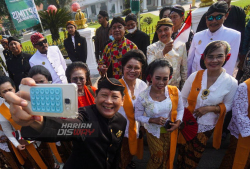 Sejumlah warga Surabaya penggiat Pecinta Budaya Nusantara (PBN) melakukan aksi simpatik dengan menggunakan baju adat tradisional di jalan Gubernur Suryo, Gedung Negara Grahadi Surabaya, Jawa Timur, Sabtu 30 Juli 2022. Dalam aksi yang diikuti sejumlah komunitas tersebut mengajak masyarakat untuk melestarikan busana tradisional.
