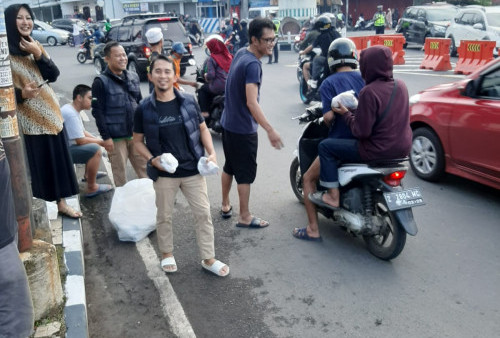 Melanggengkan Silaturahmi, IKA Nedutas 92 Bagi-Bagi Takjil di Simpang Lima