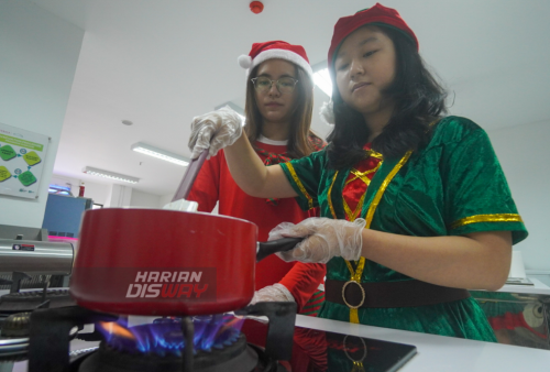 Kue yang terbuat dari tepung mocaf, cokelat, dan sedikit gula ini dibuat oleh Ardhia bersama laboran UBC, Fildzah Sharfina dan lima mahasiswa yakni Vincent Marchiano, Nicholas, Shannon Stephanie Limawan, Yolanda Felicia, dan Ivan Edmundo. 