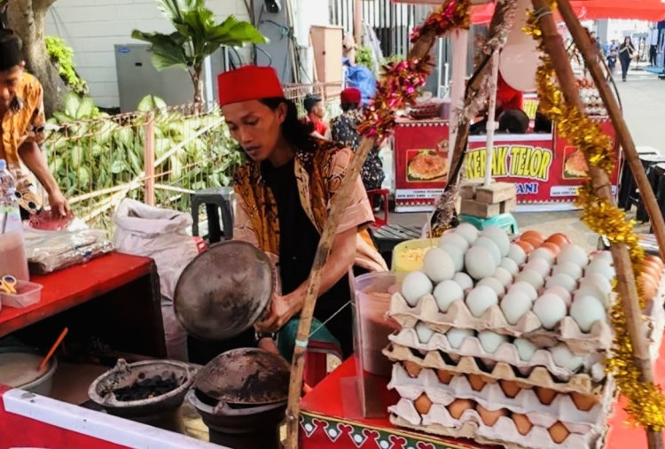 Cuan Jutaan, Omzet Pedagang Kerak Telor di PRJ Tembus Rp3,5 Juta Per Hari