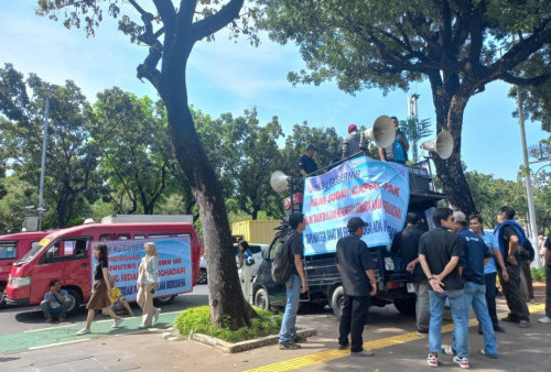 Tuntut 4 Rute Dibuka, Sopir Angkot KWK Unjuk Rasa di Depan Kantor Heru Budi