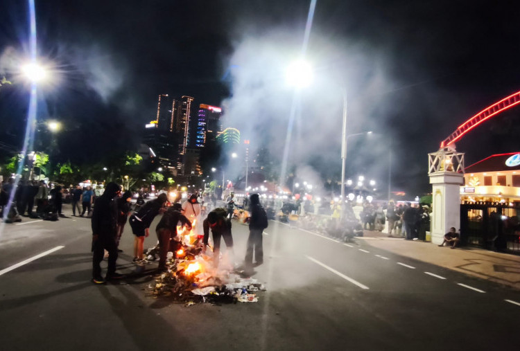 Kronologi Demo #IndonesiaSekarat di Grahadi Ricuh, Polisi Amankan Belasan Orang Diduga Provokator