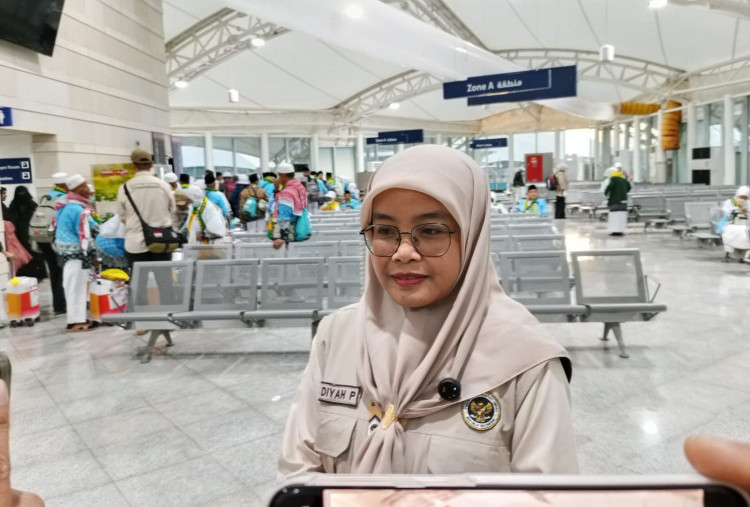 Haji Mabrur, Pesan Ustadzah Anis Saat Lepas Jemaah di Bandara Madinah