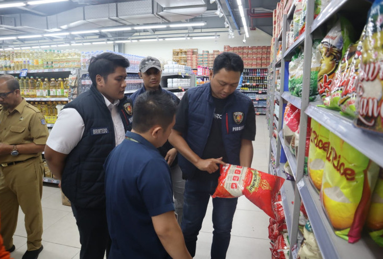 Cegah Penimbunan, Polisi Surabaya Sidak Pasar dan Agen Gas Jelang Nataru