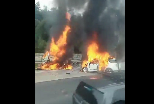 Adu Banteng Bus Primajasa, Pemudik Tewas Terbakar Dalam Mobil di Tol Cikampek