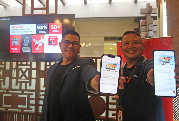 Surabaya merupakan salah satu kota strategis dengan aktivitas pengiriman tinggi. Sepanjang 2025, pengiriman dari Kota Pahlawan ini didominasi komoditas aksesori dan kebutuhan pribadi, dokumen, pakaian, serta sparepart. Untuk mendukung pengiriman dengan konsumsi harian, UMKM, hingga kebutuhan bisnis, Lion Parcel  memberikan biaya ongkos kirim mulai dari Rp6.000.  Jelang Ulang tahun Lion Parcel, Perusahaan juga menghadirkan promo 13.13 berupa diskon 13% untuk transaksi melalui aplikasi . 
Sementara itu, pengiriman ke luar negeri dari daerah asal pekerja migran di Jawa Timur juga menjadi perhatian Lion Parcel.  Seputaran kampus, perkantoran, pusat bisnis/grosir, maupun kawasan industry juga menjadi pemetaan Lion Parcel.  Kawasan- kawasan itu sering menggunakan jasa pengiriman logistic secara berulang.
Foto : Boy Slamet-Harian Disway

