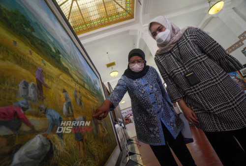 Sebanyak 60 pelukis memajangkan karya lukisnya di De Javasche Bank, Surabaya, Jawa Timur, Kamis 18 Agustus 2022. Pameran yang diikuti perupa dari berbagai daerah di Indonesia tersebut bertakjuk The Freedom of Art from De Javasche Bank sebagai tanda kegairahan dunia seni rupa yang sempat lesu dihantam pandemi dan memperingati HUT RI ke-77.
