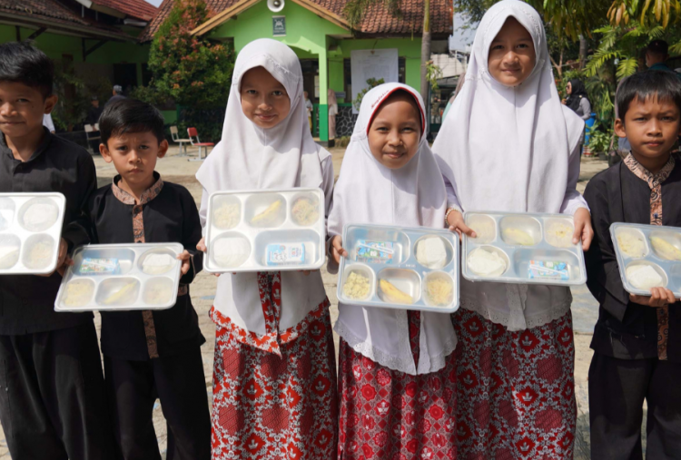 Program Makan Bergizi Gratis Kini Menjangkau Sekolah Rakyat, Sediakan 3 Kali Makan dan 2 Kudapan Sehari