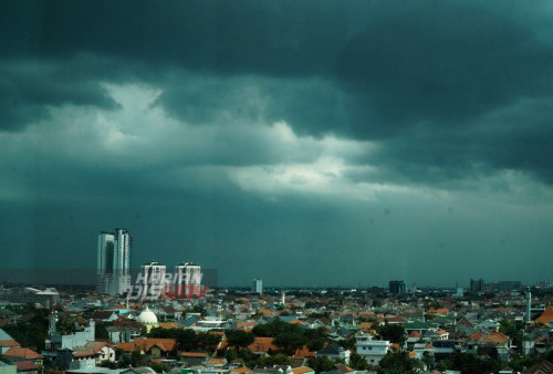 Gumpalann awan cumulus nimbus (CB) menggantung diatas wilayah selatan Surabaya, Jawa Timur, Selasa (11/4/2023). Badan Meteorologi, Klimatologi, dan Geofisika (BMKG) Juanda Surabaya memperkirakan wilayah Surabaya cenderung cerah berawan pada pagi hari dan diguyur hujan petir pada sore harinya. Sementara suhu di wilayah ini berkisar antara 24-34 derajat celcius. Dengan kecepatan angin 30 Km/jam dan tingkat kelembabannya keseluruhan rata-rata 60-95 persen. (foto: Julian Romadhon)