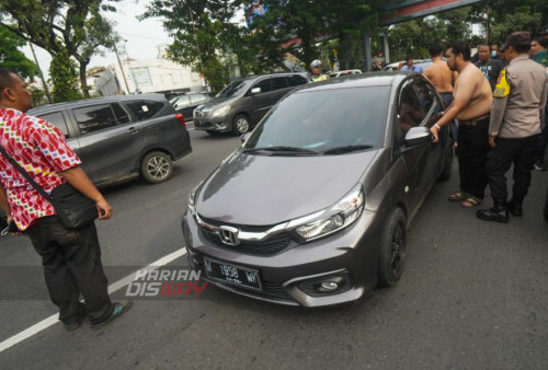 Salah satu masa unjuk rasa dengan telanjang dada memasuki mobil ketika sejumlah Bonek menghadang aksi tersebut di depan Kebun Binatang Surabaya (KBS) Jawa Timur, Kamis (19/1/2023). Bonek menghalangi datangnya masa dalam unjuk rasa yang diikuti 100 orang tersebut dari Gerakan Sepak Bola Untuk Rakyat, yang dipimpin oleh Firman dan Ryu Choirul Adi. Kedatangan masa aksi itu untuk menuntut usut tuntas tragedi Kanjuruhan, Tegakkan supremasi Hukum untuk sepak bola yang baik. dan Revolusi PSSI.