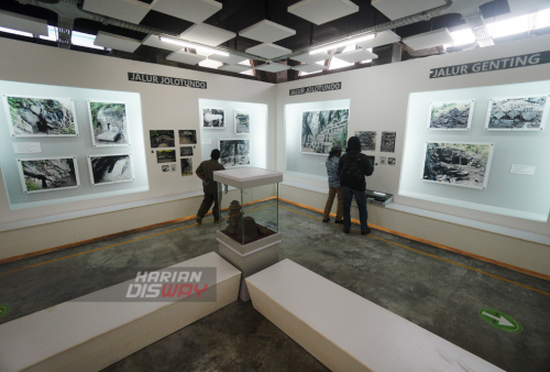 Pengunjung melihat benda-benda peninggalan sejarah yang ditemukan di Gunungan Penanggungan ketika diresmikannya Museum Pawitra di komplek Ubaya Penanggungan Center, Ubaya Integrated Outdoor Campus, Jl. Udayana Desa, Trawas, Mojokerto, Jawa Timur, Sabut, 4 Juni 2022. 