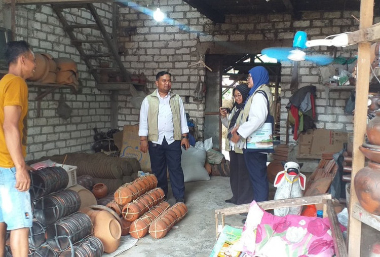 Universitas Tebuka Surabaya Melirik Tradisi Gerabah Desa Gampangsejati