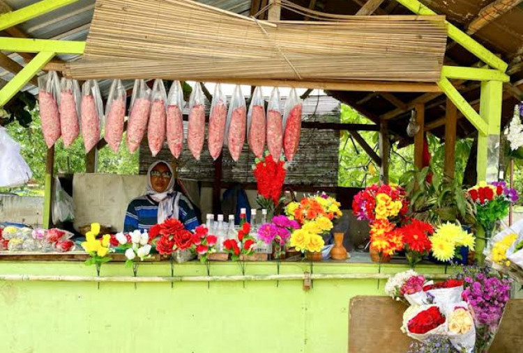 Berkah Hari Raya Idul Fitri 2026, Keuntungan Penjual Bunga di TPU Meningkat