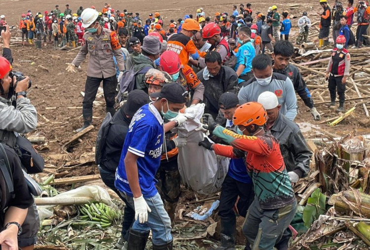 Sempat Terhenti, Tim SAR Gabungan Bawa Dua Kantong Jenazah Korban Longsor di Bandung Barat