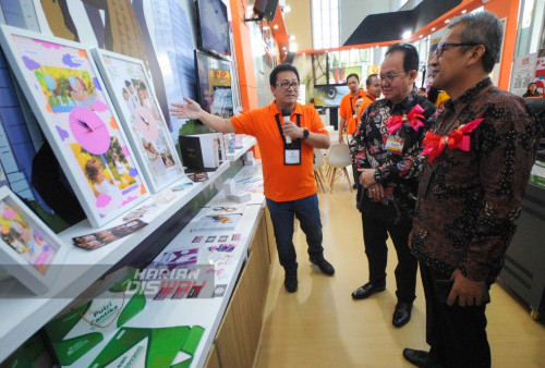 Chief Executive Officer (CEO) Krista Exhibitions, Daud D Salim (tengah) melakukan kunjungan di Stand Astragraphia saat Pameran Printing Expo 2023 yang digelar di Grand City Convex Surabaya, Jawa Timur, Kamis, 20 Juli 2023. Pameran bertaraf International Teknologi Percetakan dan Ekonomi Kreatif Terbesar di Indonesia Timur dan Indonesia Tengah, Surabaya Printing Expo (SPE) 2023 digelar selama 4 hari kedepan, dari Kamis 20 hingga 23 Juli 2023 dengan melibatkan 150 perusahaan dimana 5 perusahaan diantaranya merupakan UMKM.
