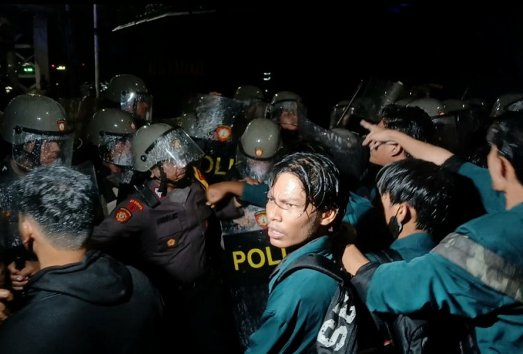 Demo Tolak PPN 12 Persen Ricuh, Mahasiswa dan Polisi Luka-luka