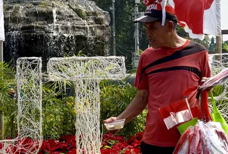 Pedagang Pernak-pernik di Monas Tak Berharap Banyak di HUT RI ke-81, Faktor Eknomi?   