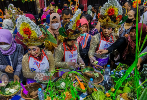 Peserta membagikan rujak uleg kepada warga yang berkunjung ke Festival Rujak Uleg di Jalan Kembang Jepun, Surabaya, Jawa Timur, Minggu, 22 Mei 2022. Festival Rujak Uleg tersebut digelar untuk menyambut Hari Jadi ke-729 Kota Surabaya.  Foto: Faizal Pamungkas