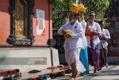 Umat Hindu memasuki pura untuk mengikuti persembahyangan Hari Raya Galungan di Pura Segara, Surabaya, Jawa Timur, Rabu 2 Agustus 2023. Perayaan Hari atau Hari Suci Galungan sebagai penanda ruh leluhur mengunjungi bumi. Galungan merupakan hari kemenangan kebenaran (Dharma) atas kejahatan (Adharma) yang dirayakan setiap 210 hari enam bulan sekali dengan persembahyangan di tiap-tiap pura. (Ahmad Rijaluddin Erlangga/Harian Disway)