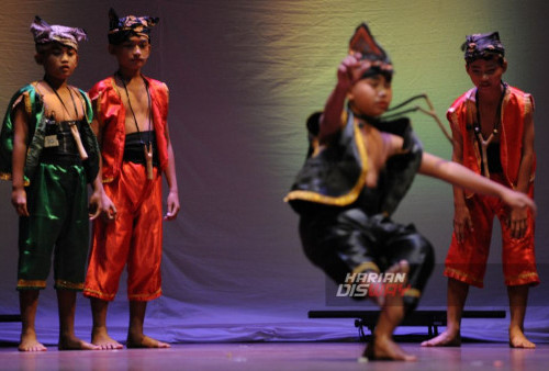 Pemain ludruk Angling Dharma Bojonegoro mementaskan pertunjukan dengan lakon Sarip Tambak Oso di Gedung Cak Durasim, Komplek Taman Budaya, Jawa Timur, Surabay, Jumat, 8 September 2023. Pentas ludruk yang mengusung lakon Sarip Tambak Oso tersebut digelar sebagai upaya untuk melestarikan kesenian pertunjukan tradisi ludruk itu bercerita tentang pendekar yang membela rakyat kecil dan berani menentang pemerintahan kolonial Belanda. (Julian Romadhon/Harian Disway)