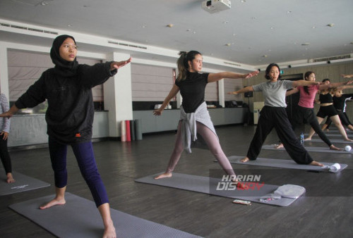 Yoga yang berlangsung selama 45 hingga 60 menit ini nantinya akan diadakan secara rutin dengan tempat-tempat yang berbeda setiap hari Sabtu. (Moch Sahirol/Harian Disway)
