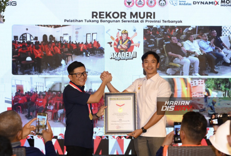 Direktur Sales dan Marketing SIG, Dicky Saelan (kiri) menerima Piagam Penghargaan Museum Rekor–Dunia Indonesia (MURI) atas Rekor Pelatihan Tukang Bangunan Serentak di Provinsi Terbanyak yang diserahkan oleh Senior Manager MURI, Triyono di Sentul, Kabupaten Bogor, Jawa Barat, pada Minggu (1/2/2026).