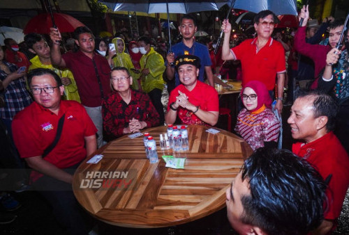 Wali Kota Surabaya, Eri Cahyadi (tengah) duduk dibangku para undangan ketika berlangsungnya Festival Cap Go Meh di Kya-kya, Kembang Jepun, Surabaya, Jawa Timur, Minggu (12/2/2023). Dalam acara Festival Cap Go Meh tersebut melibatkan sebanyak 200 peserta yang mengikuti Parade Kostum Unik. Dengan adanya Festival Cap Go Meh tersebut diharapkan agar dapat memancing masyarakat berkunjung ke kawasan Pecinan Kembang Jebun. (foto: Julian Romadhon)