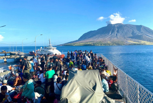 Erupsi Gunung Ruang Masih Berlangsung, Warga Dievakuasi Dengan Kapal TNI 