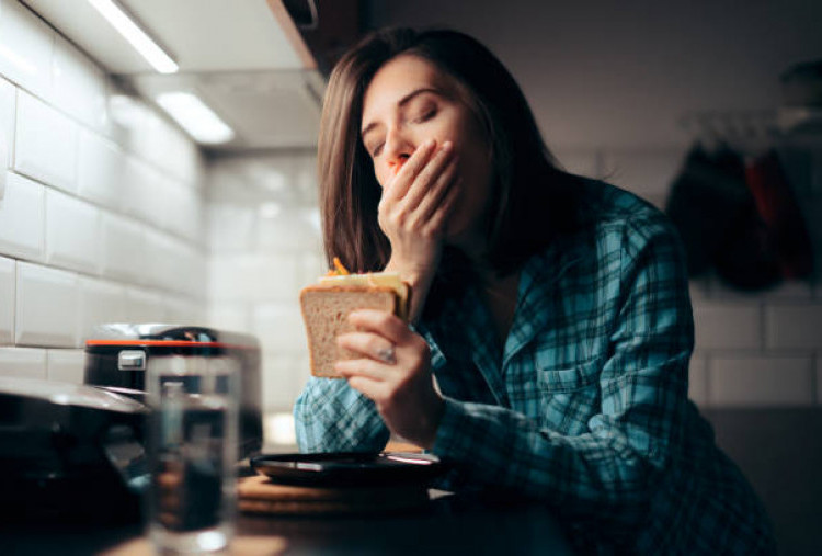 Makanan yang Harus Dihindari Menjelang Tidur