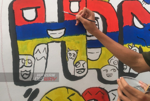 Sejumlah anak melukis berbagai karakter didinding kantor BK3S Jawa Timur, Surabaya, Jawa Timur, Rabu 2 Agustus 2023. Dalam workshop melukis mural inklusi yang bekerjasama dengan mahasiswa Desain Komunikasi Visual (DKV) Universitas Kristen Petra Surabaya.tersebut diikuti sebanyak 16 anak antara lain anak disabilitas,.down syndrome dan tuna wicara untuk memperingati Hari Anak Nasional. (Ahkyar/Harian Disway)
