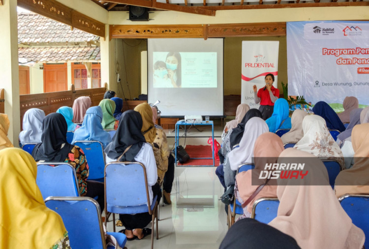 Tak hanya fokus pada infrastruktur, kegiatan ini juga memberdayakan perempuan lewat sesi literasi keuangan bagi 45 peserta lokal. Materi edukasi yang diberikan mencakup pengelolaan keuangan rumah tangga secara praktis, guna menciptakan masa depan yang lebih aman dan sejahtera bagi keluarga mereka.