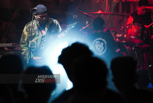 Bodas vocalis Devadata band Hardcore asal Kota Pahlawan menunjukan aksinya di panggung Surabaya Membara yang digelar di lapangan Lagoon Avenue Mall Sungkono, Surabaya, Jawa Timur, Kamis (6/10/2022) malam. Konser musik Surabaya Membara digelar dua hari hari, tanggal 5 hingga 6 Oktober 2022. Dalam acara tersebut melibatkan sejumlah Bonek untuk melakukan doa bersama untuk peristiwa Kanjuruhan Malang.