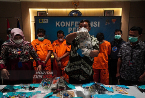 Kepala BNNP Jawa Timur, Brigjen Pol M Aris Purnomo menunjukan barang bukti narkoba ketika digelar ungkap kasus di kantor BNNP Jatim, Surabaya, Jawa Timur, Kamis, 2 Juni 2022. Foto: Julian Romadhon