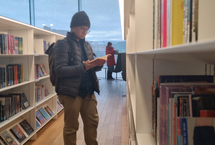 Cerita Diaspora oleh Mushonnifun Faiz Sugihartanto (13): Dimanjakan 77 Perpustakaan