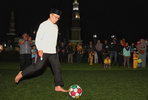 Nikmati Malam Minggu di Majalengka, Ridwan Kamil Bermain Bola dengan Anak-anak