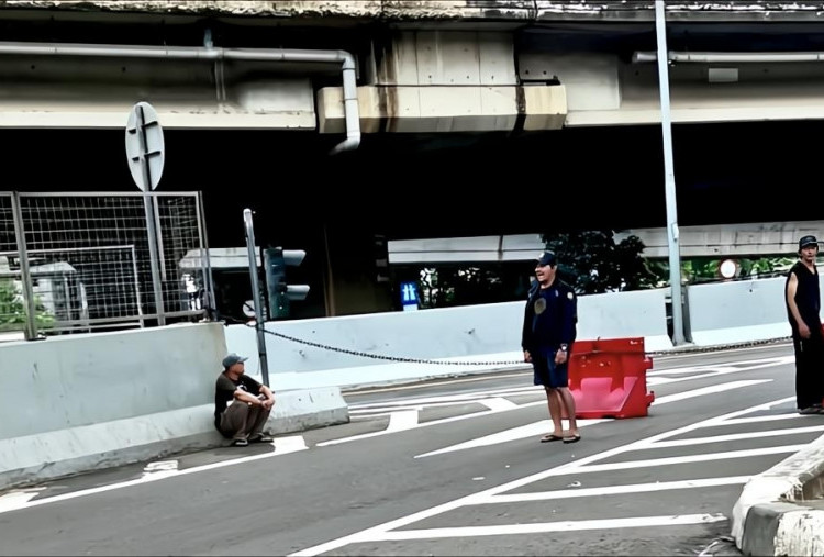 Viral Pak Ogah Tutup Exit Tol Rawa Buaya Pakai Rantai, Gak Dibuka Sebelum Diberi Uang!