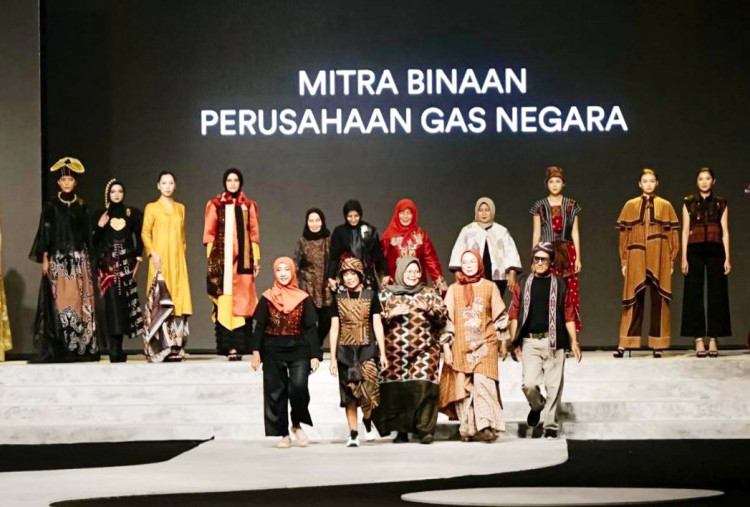 Perluas Akses Pasar, UMKM Binaan PGN Melenggang di Ajang Surabaya Fashion Parade 2025