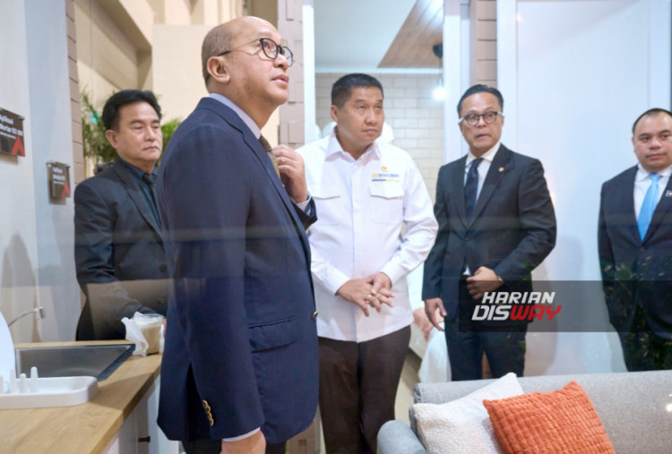 (Dari kiri ke kanan) Menteri Koordinator Bidang Hukum, Hak Asasi Manusia, Imigrasi, dan Pemasyarakatan Yusril Ihza Mahendra; CEO Danantara Indonesia Rosan Roeslani; Menteri PKP Maruarar Sirait; serta Kepala BP BUMN sekaligus COO Danantara Indonesia Dony Oskaria mengunjungi model rumah tapak yang dibangun menggunakan Bata Interlock Presisi dalam gelaran Danantara Housing Expo 2026 di NICE, PIK 2, Jakarta, Kamis (27/8/2026).