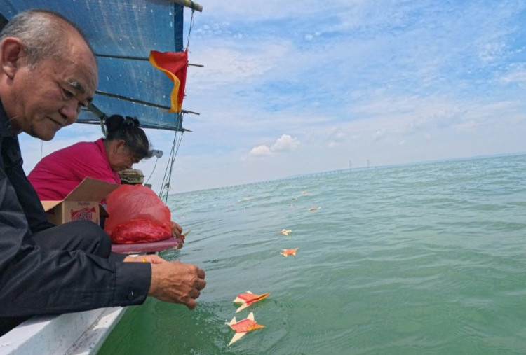 Tradisi Cisuak Larung Jelang Imlek Digelar di Surabaya, Arus Larut Lebur Energi Negatif