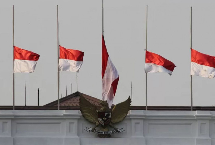 Bendera Setengah Tiang untuk Mengenang Tragedi G30S 1965