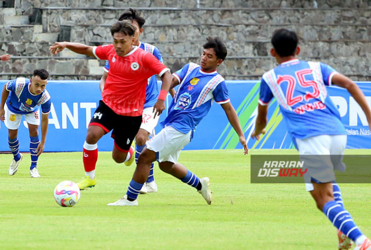 Pesepak bola  Sumut FC (kiri) dihadang pesepak bola PSDS Deli Serdang di stadion Sriwedari, Solo, Jawa tengah, Jumat (13/12/2024). PT Liga Indonesia Baru (PT LIB) menyelenggarakan kompetisi kasta ketiga Liga Nusantara 2024-2025 dengan nama PNM Liga Nusantara itu diikuti 16 klub dari seluruh Indonesia yang akan dimulai pada Jumat, 13 Desember 2024. HARITSAH ALMUDATSIR/HARIAN DISWAY