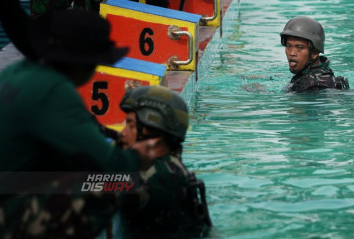 Prajurit Korps Marinir TNI AL melaksanakan latihan renang militer di Kolam Renang Krida Tirta Kesatrian Marinir Ewa Pangalila Gunungsari, Surabaya, Jawa Timur. Rabu (1/2/2023). Sebelum melakukan latihan renang, para prajurit tersebut diawali dengan melaksanakan senam pemanasan dilanjutkan berenang sejauh 50 meter. Kemampuan berenang merupakan salah satu kemampuan dasar yang wajib dimiliki setiap prajurit TNI, khususnya prajurit Korps Marinir dalam menunjang tugas pokoknya sebagai pasukan pendarat amfibi.