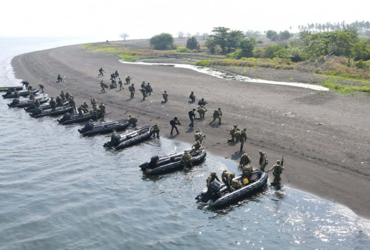 Selain pendaratan dan penyelidikan saasaran yang dilaksanakan tanggal 11 November saat ini, Juga akan digelar materi Amphibious  pada 13 november lusa dan dilanjutkan matei NEO pada 15 November ,. NEO adalah singkatan dari Non-Combatant Evacuation Operation, yang berarti Operasi Evakuasi Non-Kombatan. NEO merupakan operasi militer yang dilakukan untuk membantu warga sipil dan personel militeri untuk dievakuasi.
 
( Dispen Kormar, TNI Angkatan Laut ) 
