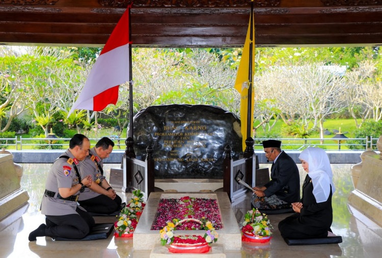 Dampingi Kapolri, Gubernur Khofifah Ziarah Makam Bung Karno
