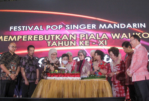 Suasana Pemotongan tumpeng oleh Kadisbudpar Surabaya Wiwik Widayati membuka acara Festival Pop Singer Mandarin di Convention Hall ITC Surabaya Jawa Timur, Jumat 8 Desember 2023. Festival Pop Singer Mandarin merupakan kompetisi tahunan di Surabaya yang sempat terhenti akibat pandemi hingga akhirnya kembali diselenggarakan selama tiga hari mulai dari 8-10 Desember 2023. Dalam Festival ini memperebutkan piala Walikota Surabaya dan total hadiah sebesar Rp165.000.000 yang diikuti oleh ratusan peserta dengan 8 kategori macam umur, dari kategori diatas 50 tahun sampai remaja di bawah 25 tahun. Kompetisinya di juri langsung oleh Juri berpengalaman dari berbagai negara dan daerah yaitu Tang Lei asal Taiwan, Chao Siao Hua asal China, Wang Chi Siang asal Jakarta dan Mr Rubin Lukito asal Surabaya. (Moch Sahirol/Harian Disway)
