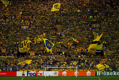Dortmund Punya 'Yellow Wall', Pasukan Kuning Pendukung Setia dengan Kreativitas yang Kompak!