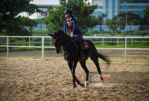 Sejumlah penghobi Equestrian (Ketangkasan Berkuda) Surabaya, berlatih 