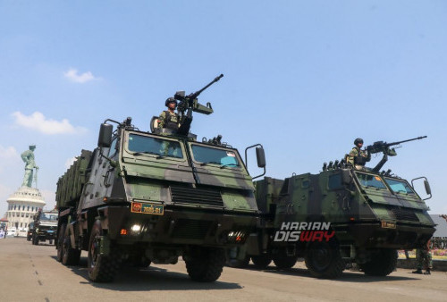 Kendaraan tempur TNI saat melakukan Defile di Upacara peringatan HUT TNI ke-78 di Dermaga Ujung Madura Koarmada II, Surabaya, Jawa Timur, Kamis 5 Oktober 2023. Upacara peringatan hari jadi Tentara Nasional Indonesia (TNI) yang ke-78 dengan mengusung tema, 