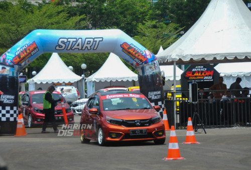 Sejumlah peserta pamer aksi kelincahan mobi dalam ajang Brio Slalom Challenge (BSC) 2022 seri ke-4 di Parkir Timur Delta Plaza Surabaya, Jawa Timur, Sabtu 10 September 2022. Brio Slalom Challenge (BSC) 2022 merupakan sebuah terobosan positif pabrikan mobil untuk memfasilitasi event slalom. Dalam event tersebut peserta wajib menggunakan kendaraan Honda Brio generasi kedua (CVT/MT) yang diproduksi oleh PT Honda Prospect Motor. Tercatat 80 peserta dalam even tersebut melakukan registrasi untuk berlaga di kelasnya. 