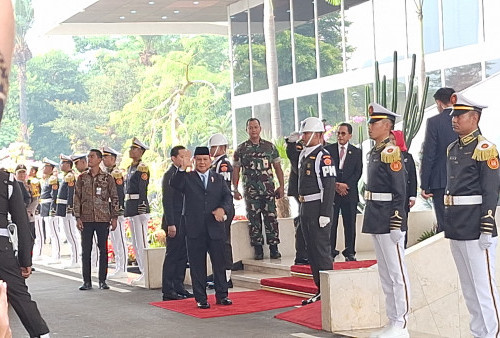 Hadiri Sidang Tahunan MPR RI, Prabowo Tiba Kenakan Jas dan Kemeja Biru Muda